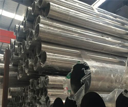 904L不銹鋼管陰極與陽(yáng)極面積比，陰極面積控制在陽(yáng)極面積的1/2.在此情況下，可以防止價(jià)格的增長(zhǎng)，過(guò)多的價(jià)格在陽(yáng)極表面被氧化成價(jià)格